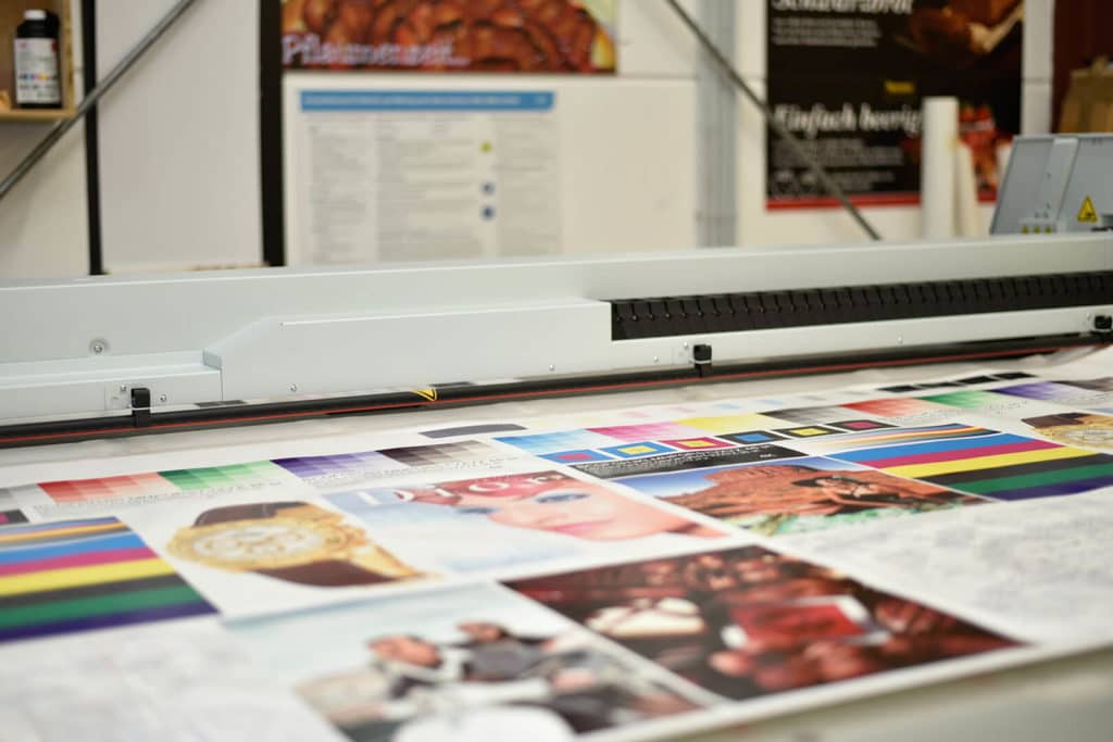Entstehungsprozess von Digitaldruck auf Kunststoffen.
