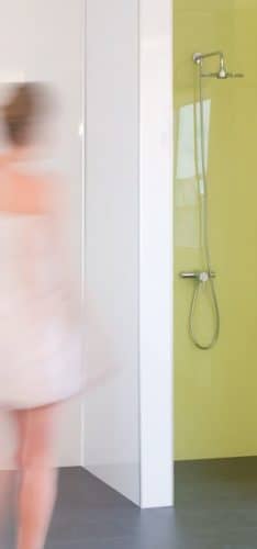 Das Bild zeigt wie dekorativ und zugleich funktional das Material Plexiglas® sein kann, hier in Form eines Fliesenspiegels für die Dusche. Wandverkleidung und Fliesenspiegel