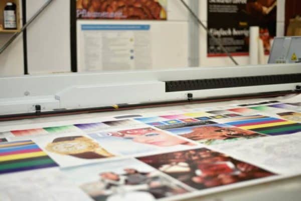 Entstehungsprozess von Digitaldruck auf Kunststoffen, wie PLEXIGLAS®.